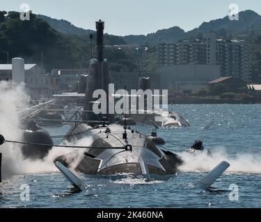 Yokosuka, Japan. 30. September 2022. Die U-Boote der japanischen Maritime Self-Defense Force sind am Freitag, den 30. September 2022, bei Fleet Activities (FLEACT) Yokosuka in der Präfektur Kanagawa, Japan, verankert. Foto von Keizo Mori/UPI Credit: UPI/Alamy Live News Stockfoto