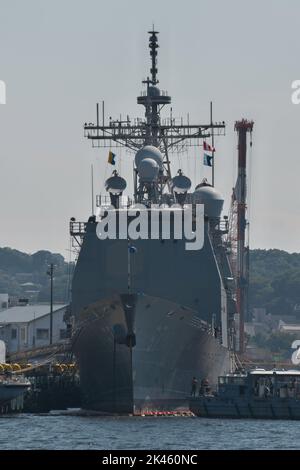 Yokosuka, Japan. 30. September 2022. USS Cole (DDG-67), der mit Aegis ausgerüstete Lenkflugkörper-Zerstörer der Arleigh Burke-Klasse, ist am Freitag, den 30. September 2022, bei Fleet Activities (FLEACT) Yokosuka in der Präfektur Kanagawa, Japan, vor Anker zu sehen. Foto von Keizo Mori/UPI Credit: UPI/Alamy Live News Stockfoto