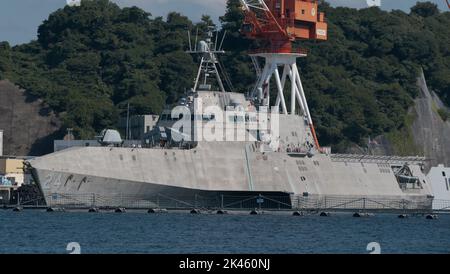 Yokosuka, Japan. 30. September 2022. Die USS Oakland (LCS-24), ein Küstenkampfschiff der Unabhängigkeitsklasse, ist am Freitag, den 30. September 2022, bei Fleet Activities (FLEACT) Yokosuka in der Präfektur Kanagawa, Japan, verankert. Foto von Keizo Mori/UPI Credit: UPI/Alamy Live News Stockfoto