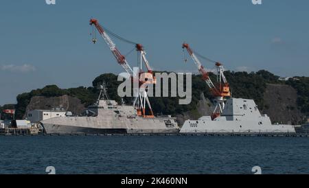 Yokosuka, Japan. 30. September 2022. Die USS Oakland (L, LCS-24) und der Mehrzweck-Raketenzerstörer USS Zumwalt (R, DDG-1000) sind am Freitag, dem 30. September 2022, bei Fleet Activities (FLEACT) Yokosuka in der Präfektur Kanagawa, Japan, vor Anker gegangen. Foto von Keizo Mori/UPI Credit: UPI/Alamy Live News Stockfoto