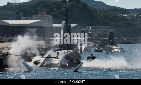 Yokosuka, Japan. 30. September 2022. Die U-Boote der japanischen Maritime Self-Defense Force sind am Freitag, den 30. September 2022, bei Fleet Activities (FLEACT) Yokosuka in der Präfektur Kanagawa, Japan, verankert. Foto von Keizo Mori/UPI Credit: UPI/Alamy Live News Stockfoto