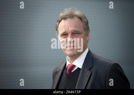 Bremen, Deutschland. 30. September 2022. Frank Kirchner, Geschäftsführer am Deutschen Forschungszentrum für Künstliche Intelligenz in Bremen (DFKI). Nach zweieinhalb Jahren Bauzeit wurde die Eröffnung des DFKI-Anbaus, bestehend aus Laboren, Testeinrichtungen und Werkstätten, gefeiert. Am Standort Bremen wird unter anderem in den Bereichen Weltraumrobotik und Zusammenarbeit zwischen Mensch und Maschine geforscht. Quelle: Sina Schuldt/dpa/Alamy Live News Stockfoto