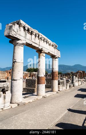 Ansicht der Marmorsäulen, die die alte Fassade des römischen Tempels in der antiken Stadt Pompei tragen Stockfoto