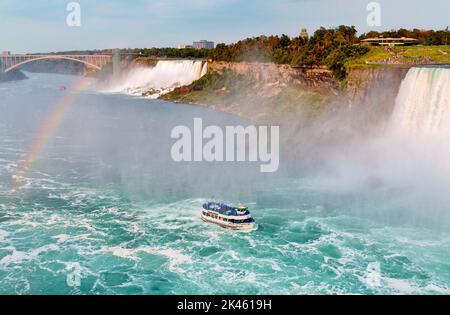 Regenbogen über dem Sightseeing-Boot an den Niagarafällen, Kanada Stockfoto