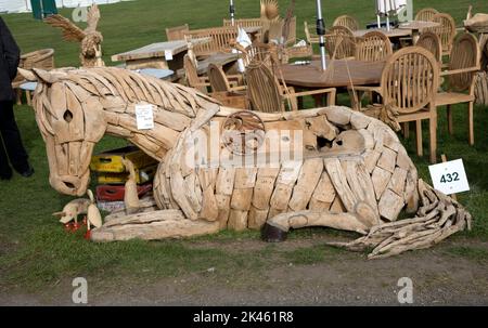 Sitzende hölzerne Hufeisen, geschickt aus alten Treibholzstücken gefertigt, zum Verkauf im Autumn Show Three Counties Showground, Great Malvern, U Stockfoto