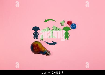 Business Frauen tauschen Ideen und Gedanken aus und stellen ein Business Puzzle, neue Projekte, kreatives Business Design zusammen Stockfoto