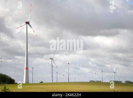 Berlin, Deutschland. 15. September 2022. Windturbinen sind in Brandenburg, Deutschland, am 15. September 2022 abgebildet. Deutschland setzt einen „defensiven Schirm“ von bis zu 200 Milliarden Euro (196 Milliarden US-Dollar) ein, um die Wirtschaft des Landes während der Energiekrise zu stabilisieren, kündigte Bundeskanzler Olaf Scholz am 29. September an. Quelle: Ren Pengfei/Xinhua/Alamy Live News Stockfoto