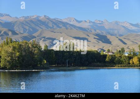 Blick auf die Nordküste des Issyk-Kul-Sees und die hohen Berggipfel von Tien Shan, Kirgisistan Stockfoto
