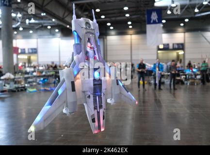 Leipzig, Deutschland. 30. September 2022. Modellbauer fliegen auf der Leipziger Messe Modell Hobby Spiel ein Raumschiff aus Star Wars. Vom 30,09. Bis 03.10.2022 zeigen 400 Aussteller, Vereine und Verbände Neues für Hobbyisten, Kreative und Spielebegeisterte. Quelle: Sebastian Willnow/dpa/ZB/dpa/Alamy Live News Stockfoto