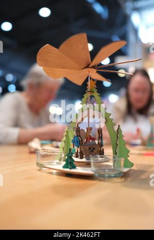 Leipzig, Deutschland. 30. September 2022. Eins. Weihnachtspyramide aus Holz auf einem Stand der Leipziger Messe 'Model Hobby Game'. Vom 30,09. Bis 03.10.2022 zeigen 400 Aussteller, Vereine und Verbände Neues für Hobbyisten, Kreative und Spielebegeisterte. Quelle: Sebastian Willnow/dpa/ZB/dpa/Alamy Live News Stockfoto