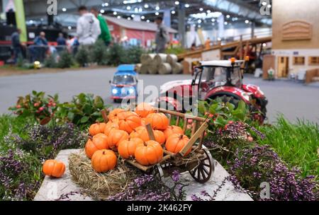 Leipzig, Deutschland. 30. September 2022. Kürbisse in der Landschaft eines Modelllayouts auf der Leipziger Messe 'Modell Hobby Spiel'. Vom 30,09. Bis 03.10.2022 zeigen 400 Aussteller, Vereine und Verbände Neues für Hobbyisten, Kreative und Spielebegeisterte. Quelle: Sebastian Willnow/dpa/ZB/dpa/Alamy Live News Stockfoto