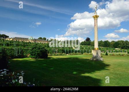 Park Schloss,Schloss Sanssouci Blauer Himmel Architektur Potsdam Brandenburg,Weltkulturerbe UNESCO Deutschland Europa Architektur, Barock, Bauen, sorglos, sorglos, Schloss, Jahrhundert, Kirche, evangelische Friedenskirche im Schlosspark sanssouci, Klassizismus, Kreuzgang, europa, berühmt, deutschland, historisch, Wahrzeichen, geschmückt, Palast, potsdam, preußen, Rokoko, sanssouci, Skulptur, Anblick, Sehenswürdigkeiten, Treppe, Treppe, Statue, Terrasse, Foto Kazimierz Jurewicz Stockfoto