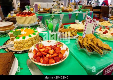 Friday 30 September 2022 - Stockton Heath, Warrington, Cheshire, England - World's Biggest Coffee Morning Spendengelder für Macmillan Cancer Support sammeln, wo Tische voller Kuchen für Menschen zur Verfügung standen, die eine Spende übernahmen.Credit: John Hopkins/Alamy Live News Stockfoto