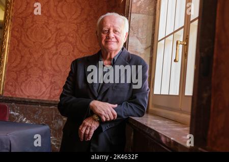 Madrid, Spanien. 30. September 2022. Der Schauspieler Juan Echanove posiert während der Porträtsitzung im Zarzuela-Theater in Madrid. Kredit: SOPA Images Limited/Alamy Live Nachrichten Stockfoto