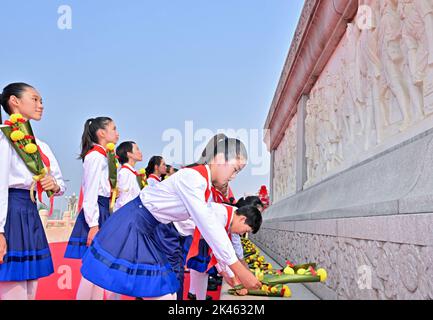 Peking, China. 30. September 2022. Am 30. September 2022 findet auf dem Tian'anmen-Platz in Peking, der Hauptstadt Chinas, eine Zeremonie statt, bei der gefallene Nationalhelden mit Blumen geehrt werden. Kredit: Yue Yuewei/Xinhua/Alamy Live Nachrichten Stockfoto