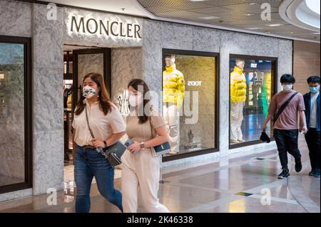 Hongkong, China. 30. September 2022. Shopper laufen am italienischen Luxusmodemarke Moncler in Hongkong vorbei. (Foto von Budrul Chukrut/SOPA Images/Sipa USA) Quelle: SIPA USA/Alamy Live News Stockfoto