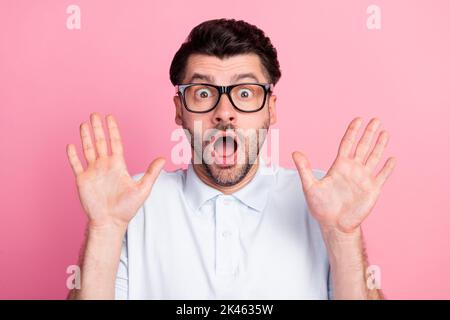 Nahaufnahme Foto von jungen lustigen attraktiven schönen bärtigen Kerl tragen Brillen Handflächen bis zehn Zahl schockiert isoliert auf hellen rosa Farbe Hintergrund Stockfoto