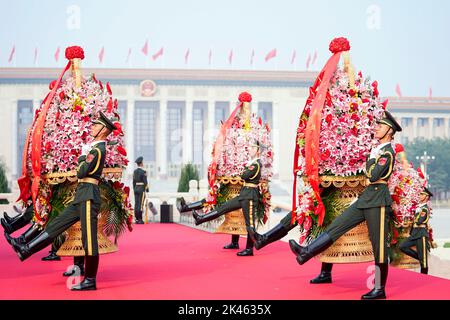 Peking, China. 30. September 2022. Am 30. September 2022 findet auf dem Tian'anmen-Platz in Peking, der Hauptstadt Chinas, eine Zeremonie statt, bei der gefallene Nationalhelden mit Blumen geehrt werden. Kredit: Yin Bogu/Xinhua/Alamy Live Nachrichten Stockfoto