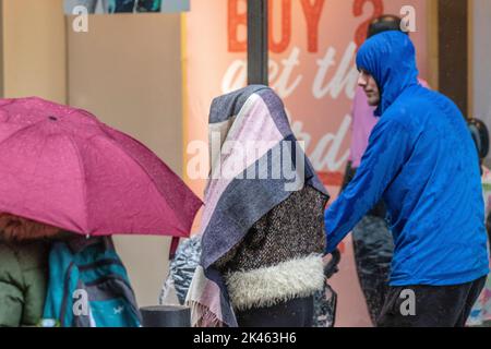 Preston. UK Wetter 30 Sep 2022; Lancashire wird von starken Winden, Regen und kühlen Temperaturen gesprengt, wenn das wilde Wetter greift. Die Überreste des Wirbelsturms Ian von der anderen Seite des Atlantiks verbinden sich mit der tropischen Luft aus dem Jetstream, um eine Niederdruckperiode mit starken Orkanwinden, lokal über 60mph, und starkem Regen in den Nordwesten zu bringen. Kredit; MediaWorldImages/AlamyLiveNews Stockfoto