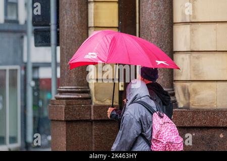 Preston. UK Wetter 30 Sep 2022; Lancashire wird von starken Winden, Regen und kühlen Temperaturen gesprengt, wenn das wilde Wetter greift. Die Überreste des Wirbelsturms Ian von der anderen Seite des Atlantiks verbinden sich mit der tropischen Luft aus dem Jetstream, um eine Niederdruckperiode mit starken Orkanwinden, lokal über 60mph, und starkem Regen in den Nordwesten zu bringen. Kredit; MediaWorldImages/AlamyLiveNews Stockfoto