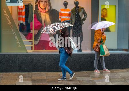 Preston. UK Wetter 30 Sep 2022; Lancashire wird von starken Winden, Regen und kühlen Temperaturen gesprengt, wenn das wilde Wetter greift. Die Überreste des Wirbelsturms Ian von der anderen Seite des Atlantiks verbinden sich mit der tropischen Luft aus dem Jetstream, um eine Niederdruckperiode mit starken Orkanwinden, lokal über 60mph, und starkem Regen in den Nordwesten zu bringen. Kredit; MediaWorldImages/AlamyLiveNews Stockfoto