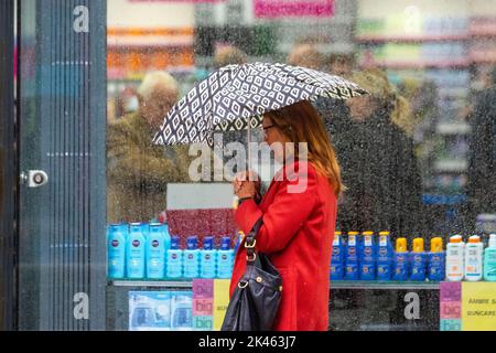 Preston. UK Wetter 30 Sep 2022; Lancashire wird von starken Winden, Regen und kühlen Temperaturen gesprengt, wenn das wilde Wetter greift. Die Überreste des Wirbelsturms Ian von der anderen Seite des Atlantiks verbinden sich mit der tropischen Luft aus dem Jetstream, um eine Niederdruckperiode mit starken Orkanwinden, lokal über 60mph, und starkem Regen in den Nordwesten zu bringen. Kredit; MediaWorldImages/AlamyLiveNews Stockfoto