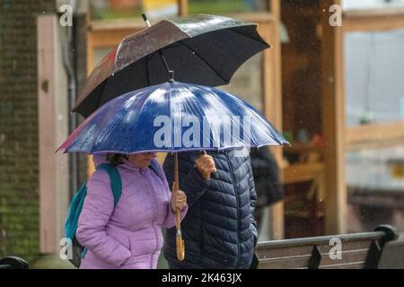 Preston. UK Wetter 30 Sep 2022; Lancashire wird von starken Winden, Regen und kühlen Temperaturen gesprengt, wenn das wilde Wetter greift. Die Überreste des Wirbelsturms Ian von der anderen Seite des Atlantiks verbinden sich mit der tropischen Luft aus dem Jetstream, um eine Niederdruckperiode mit starken Orkanwinden, lokal über 60mph, und starkem Regen in den Nordwesten zu bringen. Kredit; MediaWorldImages/AlamyLiveNews Stockfoto