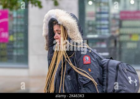 Preston. UK Wetter 30 Sep 2022; Lancashire wird von starken Winden, Regen und kühlen Temperaturen gesprengt, wenn das wilde Wetter greift. Die Überreste des Wirbelsturms Ian von der anderen Seite des Atlantiks verbinden sich mit der tropischen Luft aus dem Jetstream, um eine Niederdruckperiode mit starken Orkanwinden, lokal über 60mph, und starkem Regen in den Nordwesten zu bringen. Kredit; MediaWorldImages/AlamyLiveNews Stockfoto