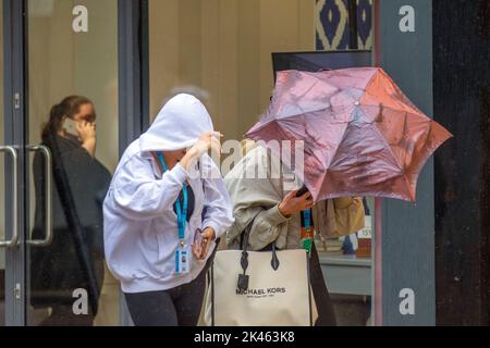 Preston. UK Wetter 30 Sep 2022; Lancashire wird von starken Winden, Regen und kühlen Temperaturen gesprengt, wenn das wilde Wetter greift. Die Überreste des Wirbelsturms Ian von der anderen Seite des Atlantiks verbinden sich mit der tropischen Luft aus dem Jetstream, um eine Niederdruckperiode mit starken Orkanwinden, lokal über 60mph, und starkem Regen in den Nordwesten zu bringen. Kredit; MediaWorldImages/AlamyLiveNews Stockfoto