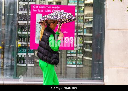 Preston. UK Wetter 30 Sep 2022; Lancashire wird von starken Winden, Regen und kühlen Temperaturen gesprengt, wenn das wilde Wetter greift. Die Überreste des Wirbelsturms Ian von der anderen Seite des Atlantiks verbinden sich mit der tropischen Luft aus dem Jetstream, um eine Niederdruckperiode mit starken Orkanwinden, lokal über 60mph, und starkem Regen in den Nordwesten zu bringen. Kredit; MediaWorldImages/AlamyLiveNews Stockfoto