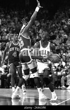 Michael Jordan von den Chicago Bulls versuchte 1980s, sich im New Yorker Knicks Center Patrick Ewing zurechtzufinden. Stockfoto