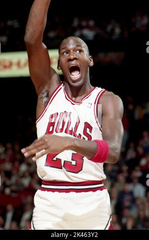 NBA-Superstar Michael Jordan von den Chicago Bulls im Jahr 1990 in Game-Action. Stockfoto