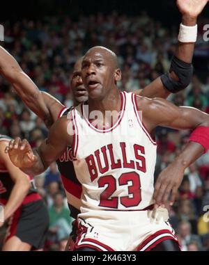 NBA-Superstar Michael Jordan von den Chicago Bulls im Jahr 1990 in Game-Action. Stockfoto