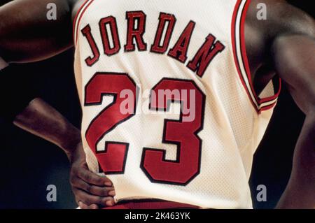NBA-Superstar Michael Jordan von den Chicago Bulls während des Spiels im Jahr 1990 von hinten. Stockfoto