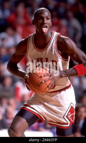 NBA-Superstar Michael Jordan von den Chicago Bulls im Jahr 1990 in Game-Action. Stockfoto