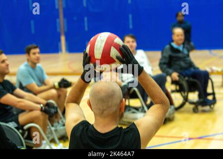 Brentwood Essex 30.. September 2022 der Limbless Associatoin Wheelchair Rugby and Cricket Experience Day (gesponsert von BBK), der im Brentwood Center, Brentwood Essex, stattfand, gab denjenigen, die unter Extremitätenverlust leiden, die Möglichkeit, Rollstuhlrugby und RollstuhlCricket auszuprobieren sowie sich mit Menschen mit ähnlichen Behinderungen zu treffen Kredit: Ian Davidson/Alamy Live News Stockfoto