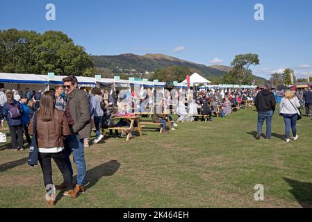 Menschenmassen, die die Herbstschau auf der Herbstschau Three Counties Showground, Great Malvern, Großbritannien, genießen Stockfoto