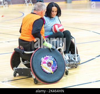 Brentwood, Großbritannien. 30. September 2022. Brentwood Essex 30.. September 2022 der Limbless Associatoin Wheelchair Rugby and Cricket Experience Day (gesponsert von BBK), der im Brentwood Center, Brentwood Essex, stattfand, gab denjenigen, die unter Extremitätenverlust leiden, die Möglichkeit, Rollstuhlrugby und RollstuhlCricket auszuprobieren sowie sich mit Menschen mit ähnlichen Behinderungen zu treffen Kredit: Ian Davidson/Alamy Live News Stockfoto