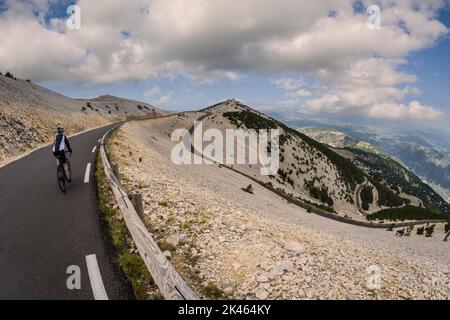 Radfahrerin, die den Mont Ventoux, Provence, Frankreich, hinunterfährt. Stockfoto