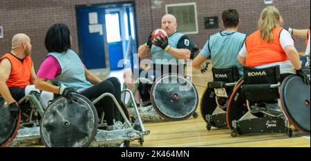 Brentwood, Großbritannien. 30. September 2022. Brentwood Essex 30.. September 2022 der Limbless Associatoin Wheelchair Rugby and Cricket Experience Day (gesponsert von BBK), der im Brentwood Center, Brentwood Essex, stattfand, gab denjenigen, die unter Extremitätenverlust leiden, die Möglichkeit, Rollstuhlrugby und RollstuhlCricket auszuprobieren sowie sich mit Menschen mit ähnlichen Behinderungen zu treffen Kredit: Ian Davidson/Alamy Live News Stockfoto