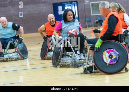 Brentwood, Großbritannien. 30. September 2022. Brentwood Essex 30.. September 2022 der Limbless Association Wheelchair Rugby and Cricket Experience Day (gesponsert von BBK), der im Brentwood Center, Brentwood Essex, stattfand, gab denjenigen, die unter Extremitätenverlust leiden, die Möglichkeit, Rollstuhlrugby und RollstuhlCricket auszuprobieren sowie sich mit Menschen mit ähnlichen Behinderungen zu treffen Kredit: Ian Davidson/Alamy Live News Stockfoto