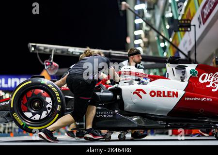 Singapur. 30. September 2022. Singapur - 30/09/2022, BOTTAS Valtteri (FIN), Alfa Romeo F1 Team ORLEN C42, Portrait, Mechaniker, Mecanicien während der Formel 1 Singapore Airlines Singapore Grand Prix 2022, 17. Lauf der FIA Formel 1 Weltmeisterschaft 2022 vom 30. September bis 02. Oktober 2022 auf dem Marina Bay Street Circuit, In Singapur - Foto: Florent Gooden / Dppi/DPPI/LiveMedia Kredit: Unabhängige Fotoagentur/Alamy Live News Stockfoto