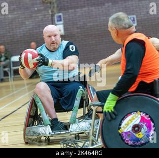 Brentwood, Großbritannien. 30. September 2022. Brentwood Essex 30.. September 2022 der Limbless Association Wheelchair Rugby and Cricket Experience Day (gesponsert von BBK), der im Brentwood Center, Brentwood Essex, stattfand, gab denjenigen, die unter Extremitätenverlust leiden, die Möglichkeit, Rollstuhlrugby und RollstuhlCricket auszuprobieren sowie sich mit Menschen mit ähnlichen Behinderungen zu treffen Kredit: Ian Davidson/Alamy Live News Stockfoto