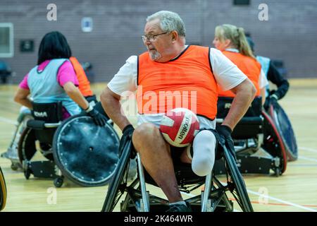 Brentwood, Großbritannien. 30. September 2022. Brentwood Essex 30.. September 2022 der Limbless Association Wheelchair Rugby and Cricket Experience Day (gesponsert von BBK), der im Brentwood Center, Brentwood Essex, stattfand, gab denjenigen, die unter Extremitätenverlust leiden, die Möglichkeit, Rollstuhlrugby und RollstuhlCricket auszuprobieren sowie sich mit Menschen mit ähnlichen Behinderungen zu treffen Kredit: Ian Davidson/Alamy Live News Stockfoto