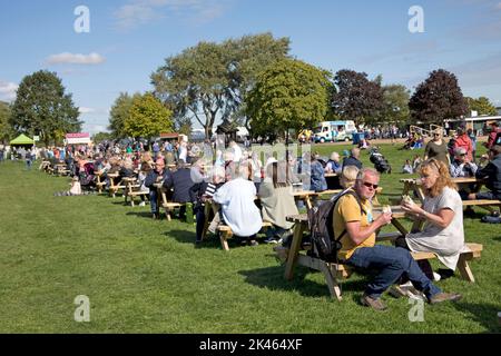 Menschenmassen, die die Herbstschau auf der Herbstschau Three Counties Showground, Great Malvern, Großbritannien, genießen Stockfoto