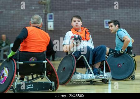 Brentwood, Großbritannien. 30. September 2022. Brentwood Essex 30.. September 2022 der Limbless Association Wheelchair Rugby and Cricket Experience Day (gesponsert von BBK), der im Brentwood Center, Brentwood Essex, stattfand, gab denjenigen, die unter Extremitätenverlust leiden, die Möglichkeit, Rollstuhlrugby und RollstuhlCricket auszuprobieren sowie sich mit Menschen mit ähnlichen Behinderungen zu treffen Kredit: Ian Davidson/Alamy Live News Stockfoto