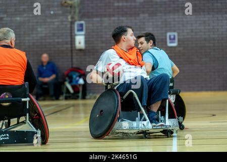 Brentwood, Großbritannien. 30. September 2022. Brentwood Essex 30.. September 2022 der Limbless Associatoin Wheelchair Rugby and Cricket Experience Day (gesponsert von BBK), der im Brentwood Center, Brentwood Essex, stattfand, gab denjenigen, die unter Extremitätenverlust leiden, die Möglichkeit, Rollstuhlrugby und RollstuhlCricket auszuprobieren sowie sich mit Menschen mit ähnlichen Behinderungen zu treffen Kredit: Ian Davidson/Alamy Live News Stockfoto