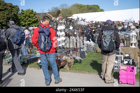 Besucher, die den Tag im Autumn Show Three Counties Showground, Great Malvern, Großbritannien, genießen Stockfoto