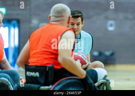 Brentwood, Großbritannien. 30. September 2022. Brentwood Essex 30.. September 2022 der Limbless Association Wheelchair Rugby and Cricket Experience Day (gesponsert von BBK), der im Brentwood Center, Brentwood Essex, stattfand, gab denjenigen, die unter Extremitätenverlust leiden, die Möglichkeit, Rollstuhlrugby und RollstuhlCricket auszuprobieren sowie sich mit Menschen mit ähnlichen Behinderungen zu treffen Kredit: Ian Davidson/Alamy Live News Stockfoto