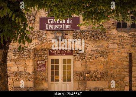 Architektonische Details eines Weinkellers mit Weinprobe im Dorf Savigny-lès-Beaune, Burgund, Frankreich. Stockfoto